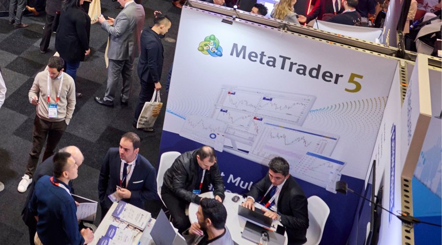 A股午评 | 三大指数走势分化 沪指半日涨0.52% 大金融板块、周期资源股扛大旗